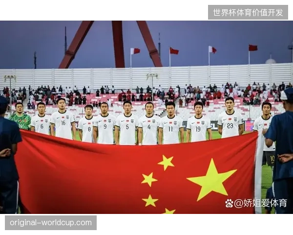 中国男足在18强赛中暴露实力差距，与亚洲顶级强队对抗全面处于下风